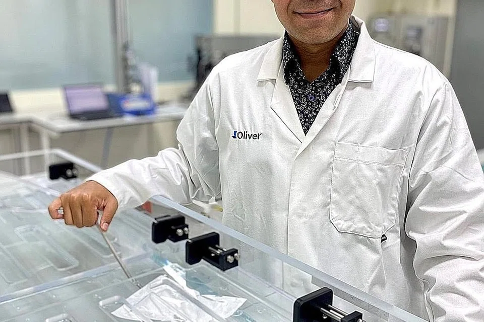 KEKAL POSITIF: Kerana etika kerja yang baik dan sikapnya yang positif, Encik Amirul Haqiem Mohamed Noor telah ditawarkan pekerjaan tetap di syarikat Oliver Healthcare Packaging Asia, di mana beliau menjalankan Program Pelatih SGUnited. - Foto WORKFORCE SINGAPORE