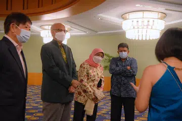 ACARA AMAL: Tetamu terhormat di acara Konsert ChildAid, Presiden Halimah Yacob, bersama (dari kiri) pengerusi SPH Media Trust, Encik Khaw Boon Wan; suami Presiden Halimah, Encik Mohamed Abdullah Alhabshee; dan Ketua Pegawai Eksekutif (CEO) SPH Media Trust, Encik Patrick Daniel, dengan seorang peserta ChildAid. - Foto ST.