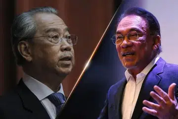 Perdana Menteri Malaysia, Datuk Seri Anwar Ibrahim (kanan) dan Ahli Parlimen Pagoh (Johor) merangkap Pengerusi Perikatan Nasional (PN), Tan Sri Muhyiddin Yassin.