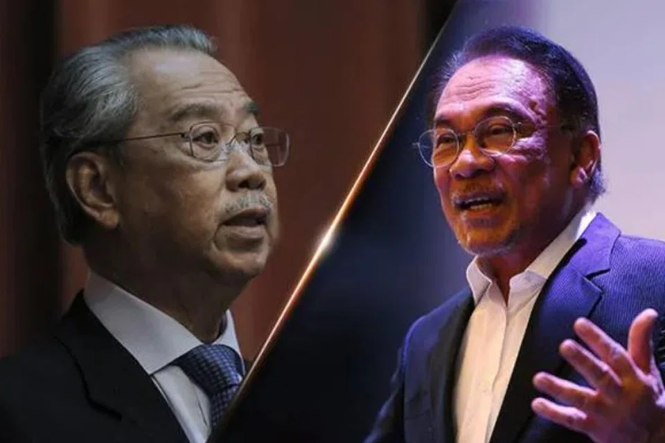 Perdana Menteri Malaysia, Datuk Seri Anwar Ibrahim (kanan) dan Ahli Parlimen Pagoh (Johor) merangkap Pengerusi Perikatan Nasional (PN), Tan Sri Muhyiddin Yassin.