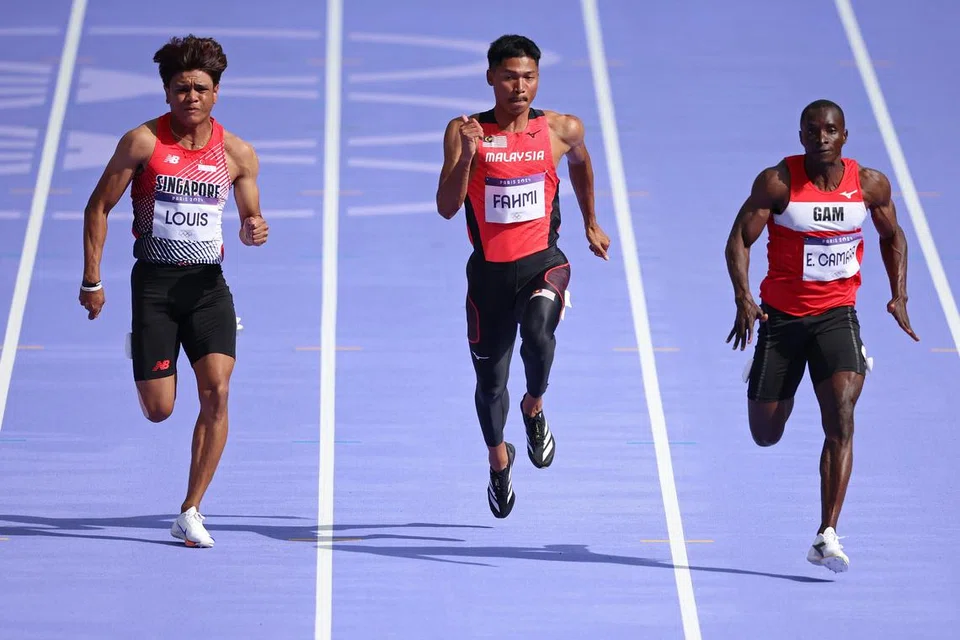 Marc Louis (kiri) ketika bertanding dalam pusingan kelayakan awal lari pecut lelaki 100 meter di Stade de France pada 3 Ogos.