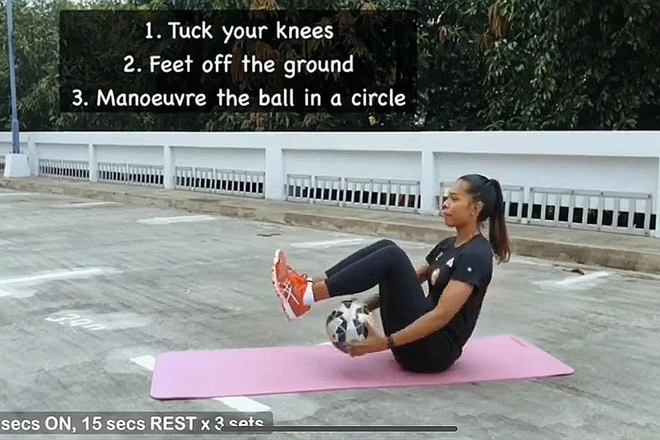 SENAMAN BOLA JARING: Atlet bola jaring nasional Aqilah Andin menunjukkan cara untuk bersenam mengguna bola jaring. - Foto TANGKAP LAYAR VIDEO INSTAGRAM @NETBALLSINGAPORE