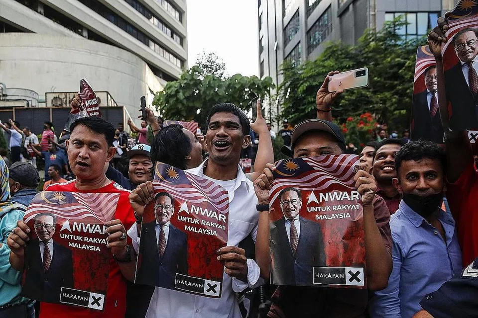 DAPAT SOKONGAN: Penyokong Datuk Seri Anwar Ibrahim menunjukkan sokongan mereka kepada pemimpin itu dengan slogan Anwar Untuk Rakyat Malaysia. - Foto EPA-EFE 