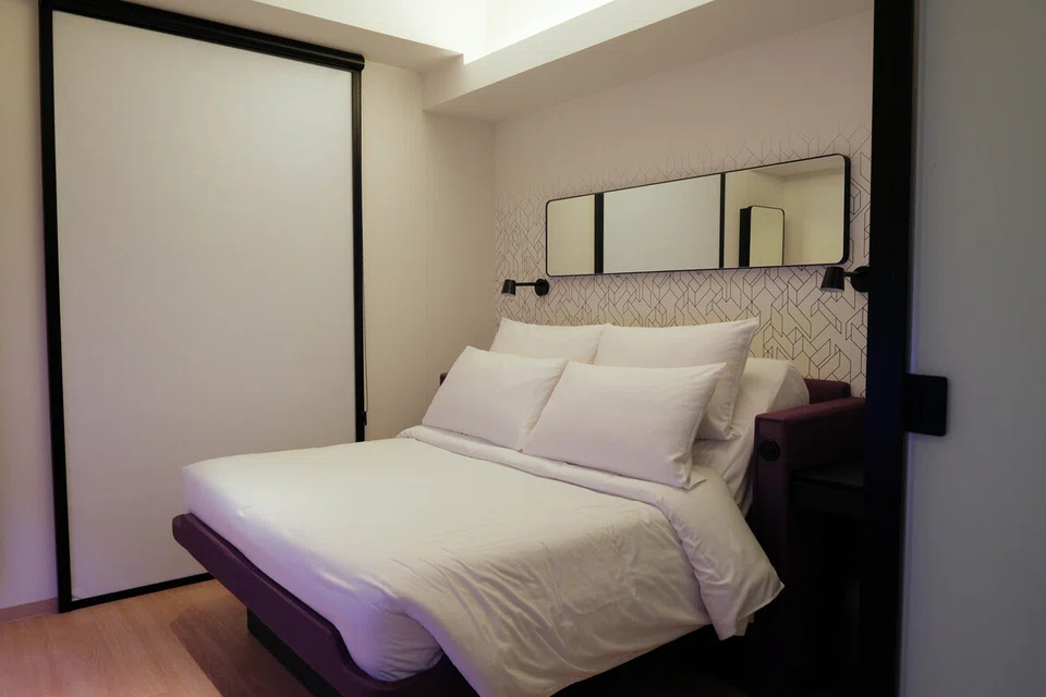 Katil ‘SmartBed’ di Yotel Ginza yang boleh dilaraskan, memaksimumkan ruang bilik yang kompak tanpa mengorbankan keselesaan.