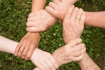 Komunikasi terbuka antara keluarga amat penting dalam soal pembahagian atau pemberian harta supaya setiap pihak dapat memahami keperluan masing-masing.