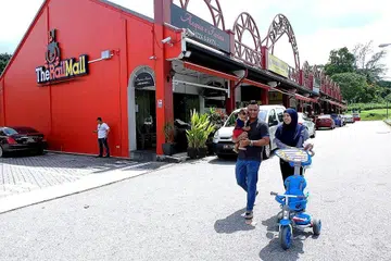 PERJALANAN LEBIH CEPAT: Cik Nurinah Bakri bersama suami, Encik Mohamed Shadat Mohamed Salleh, dan anak mereka, Mohamed Ilhan, kini dapat ke The Rail Mall dengan cepat dan mudah dari rumah mereka di Bukit Panjang menerusi Laluan Downtown. - Foto KHALID BABA