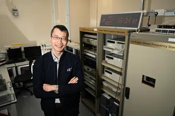 Ibarat seorang penjaga masa, Ketua Bahagian Elektromagnetik dan Waktu di Pusat Metrologi Nasional (NMC) di bawah Agensi bagi Sains, Teknologi dan Penyelidikan (A*star), Dr Meng Yusong, memastikan jam-jam atom ini memainkan peranan dalam memastikan ketepatan Waktu Piawai Singapura (SST).