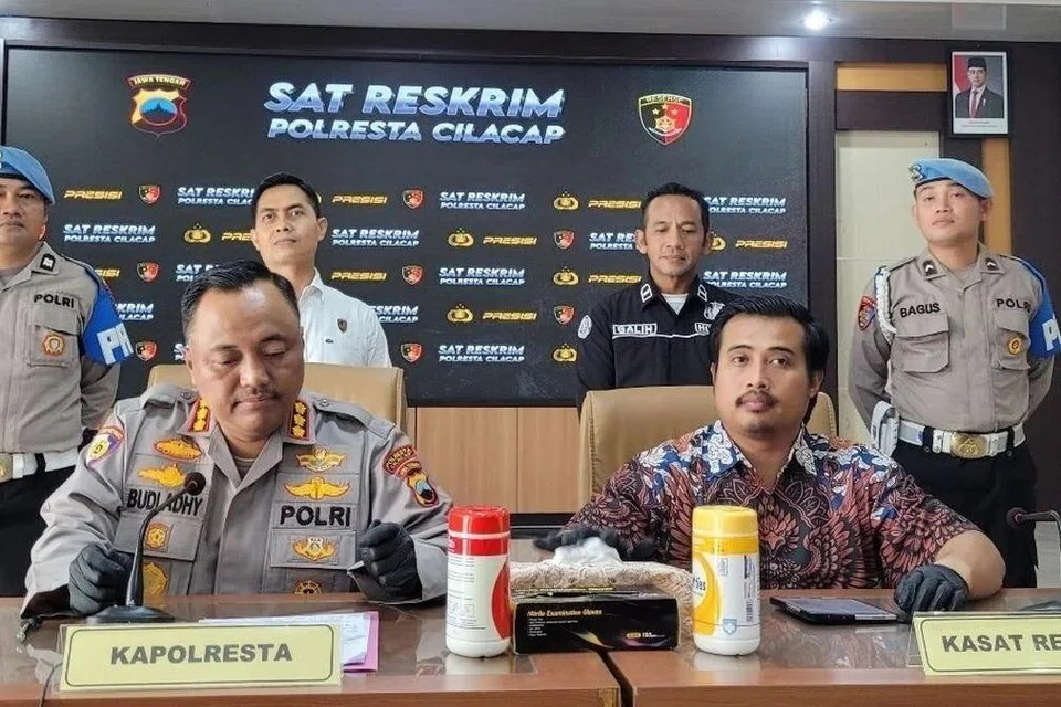 Ketua Polis Cilacap, Budi Adhy Buono (kiri), bersama pegawai penyiasat ketika sidang media di Ibu Pejabat Polis Cilacap berhubung kes pembunuhan seorang warga Singapura yang mayatnya ditemui disimen di Sungai Citanduy. Polis mengesahkan kes itu sebagai bunuh terancang, dengan dua suspek telah ditahan manakala seorang lagi masih diburu.