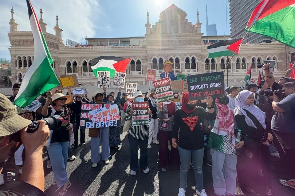 Peserta ‘Himpunan Aman Bantah Trump’ di Dataran Merdeka. 