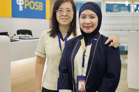 Cik Siew Lay dan Cik Rohani Hassan dipuji bagi usaha mereka mencegah penipuan di cawangan POSB Compass One.