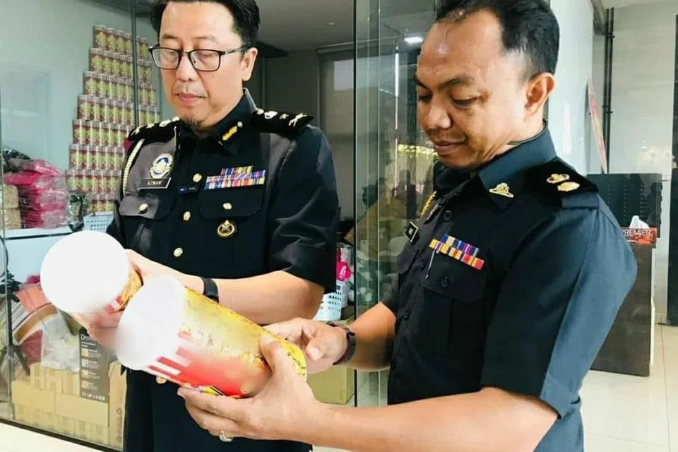 Kementerian Perdagangan Dalam Negeri dan Kos Sara Hidup Perak, merampas produk makanan ringan popular berupa keropok kulit ikan salmon perisa telur masin dalam serbuan di premis perniagaan di Ipoh, Perak, dipercayai milik usahawan, Datuk Seri Vida.