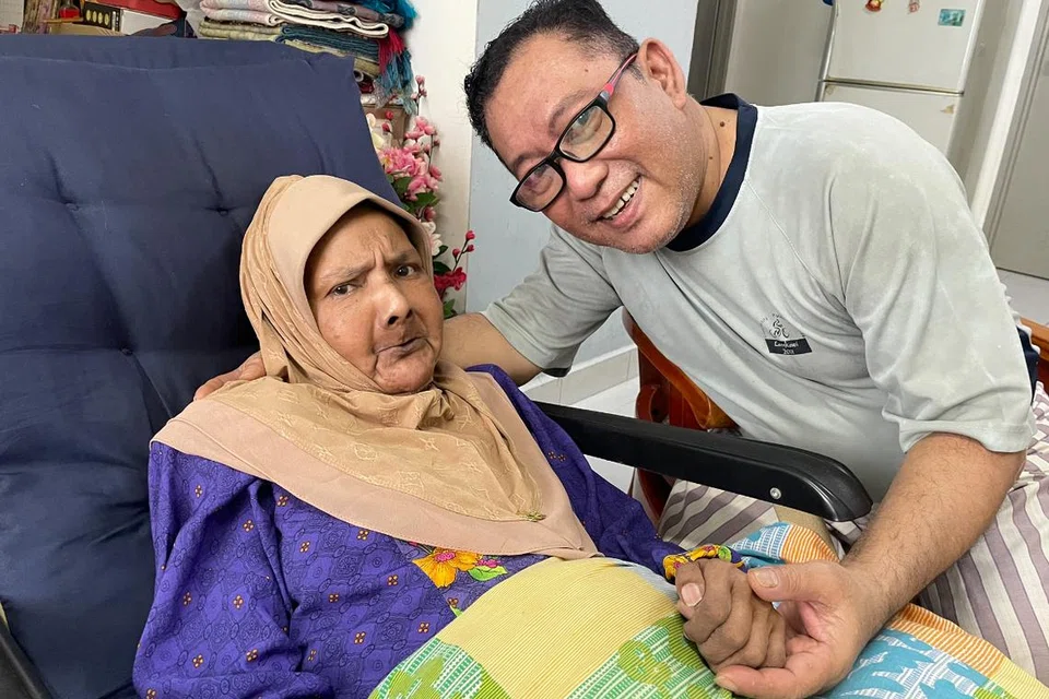 Ungku Sulaiman Ungku Aziz (kanan) gigih menjaga dan mencintai isterinya ‘Ratu Dangdut’, Zaleha Hamid, sepenuh hati.