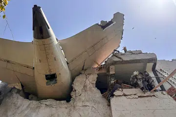 Gambar edaran ini yang dirakam dan dimuat naik di akaun X Pasukan Keselamatan Perindustrian Pusat (CISF) pada 12 Jun 2025 menunjukkan bahagian ekor pesawat Air India penerbangan AI171 selepas ia terhempas di kawasan perumahan berhampiran lapangan terbang Ahmedabad.
Siasatan awal yang diumumkan pada 12 Julai menyatakan bahawa suis kawalan bahan api ke enjin pesawat telah bertukar dari kedudukan “run” ke “cutoff” beberapa saat sebelum nahas yang meragut 260 nyawa itu berlaku.