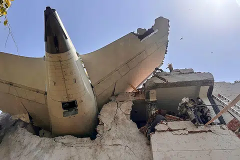 Gambar edaran ini yang dirakam dan dimuat naik di akaun X Pasukan Keselamatan Perindustrian Pusat (CISF) pada 12 Jun 2025 menunjukkan bahagian ekor pesawat Air India penerbangan AI171 selepas ia terhempas di kawasan perumahan berhampiran lapangan terbang Ahmedabad.
Siasatan awal yang diumumkan pada 12 Julai menyatakan bahawa suis kawalan bahan api ke enjin pesawat telah bertukar dari kedudukan “run” ke “cutoff” beberapa saat sebelum nahas yang meragut 260 nyawa itu berlaku.
