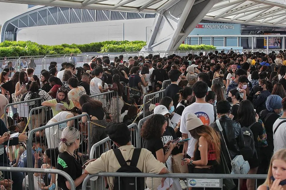 PATUHI PERATURAN: Penonton dilihat beratur dan memasuki Stadium Negara untuk konsert penyanyi pop Amerika, Billie Eilish, kelmarin. - Foto BH oleh GIN TAY