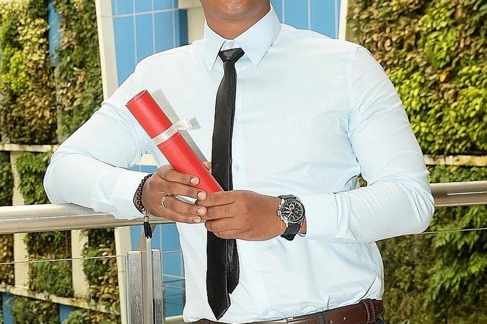 CABAR DIRI: Walaupun pelajaran yang dihadapinya di sekolah agak susah, Encik Faizal terus menerimanya sebagai cabaran dan memberikan yang terbaik. Usahanya berbaloi setelah beliau diberi biasiswa BCA-ITE.