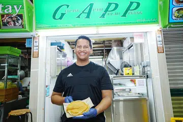 Pemilik generasi kedua Geylang Apam Pulau Pinang atau GAPP, Encik Muhammad Fadzil Mohamed Shahrir, memulakan harinya seawal 4 pagi untuk persiapan menjual apam balik.