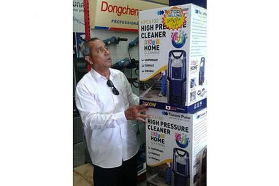 TERPANGGIL BERI SUMBANGAN: Encik Mohd Daud Mohd Bassar meneliti mesin penyembur air yang dibelinya di sebuah kedai di Sungai Buloh, Kuala Lumpur, sebelum menyerahkannya kepada sekumpulan sukarelawan untuk kerja pembersihan pasca banjir di Kelantan. - Foto SAINI SALLEH