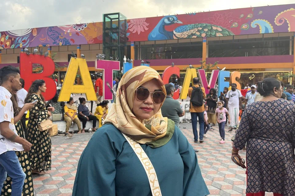 Cik Nurul Fitria Mastur, dari Jawa Timur, Indonesia, tertarik dengan kemeriahan dan keindahan Batu Caves yang berlatar belakangkan gua menghijau.