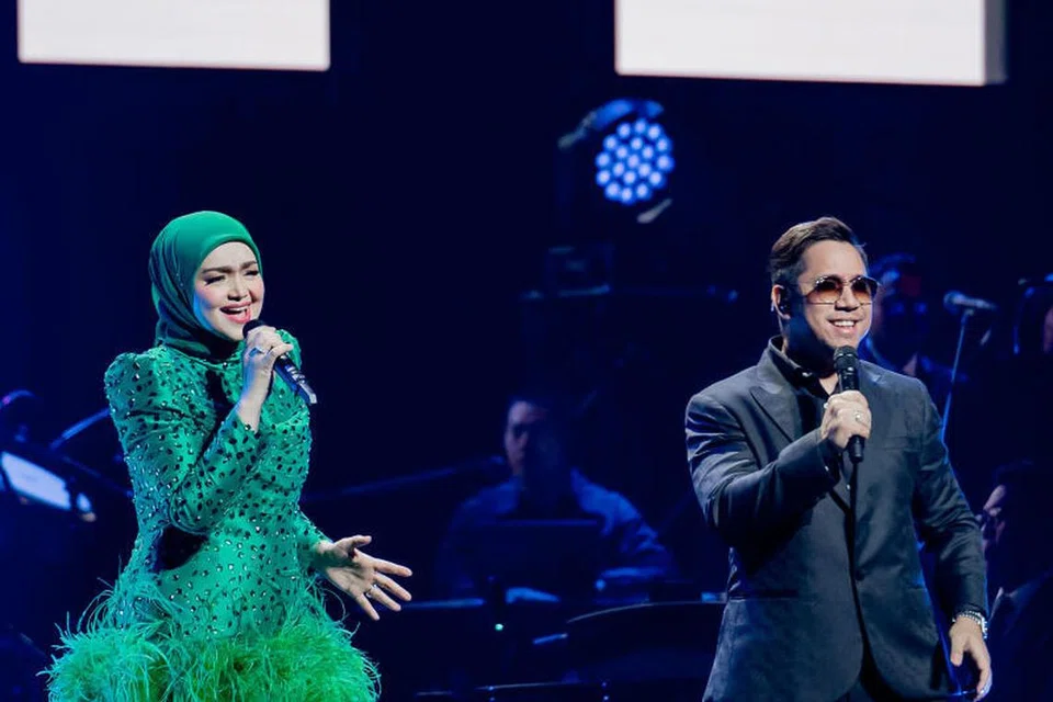 Datuk Seri Siti Nurhaliza (kiri) banyak memberi inspirasi buat ramai penyanyi termasuk yang berasal dari Singapura, iaitu Sufi Rashid, yang sempat berduet dan menganjurkan konsert buatnya.