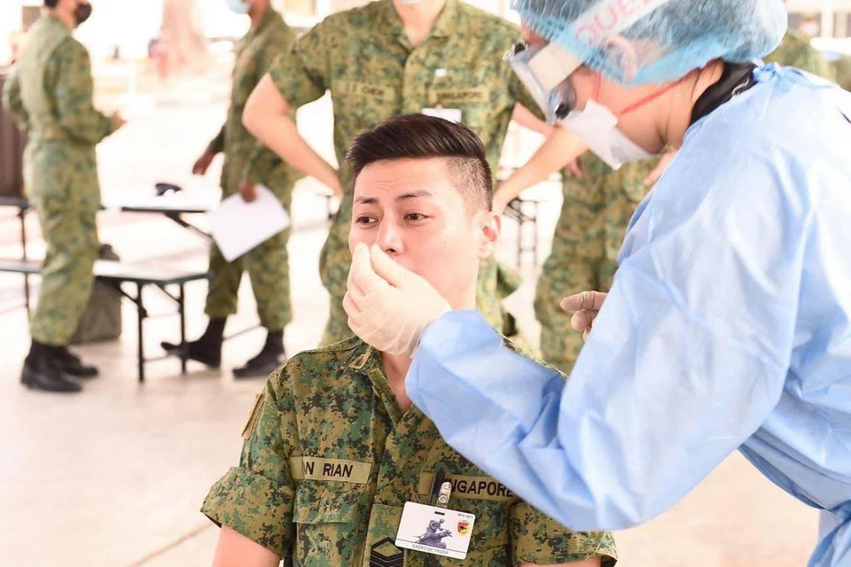 LANGKAH BERJAGA-JAGA: Bagi memastikan latihan dalam kem dijalankan dengan selamat, Angkatan Bersenjata Singapura (SAF) antara lain menyelaraskan ujian 'swab' buat mereka yang menjalani latihan dalam kem (ICT) di peringkat unit. - Foto MINDEF