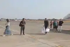 Dalam video yang tular di media sosial, Encik Kaesang Pangarep, dan isterinya, Cik Erina Gudono, dilihat turun dari sebuah jet peribadi dan memuatkan barangan mereka dalam kereta tanpa menjalani pemeriksaan kastam. 