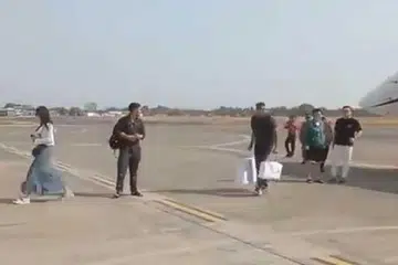 Dalam video yang tular di media sosial, Encik Kaesang Pangarep, dan isterinya, Cik Erina Gudono, dilihat turun dari sebuah jet peribadi dan memuatkan barangan mereka dalam kereta tanpa menjalani pemeriksaan kastam. 