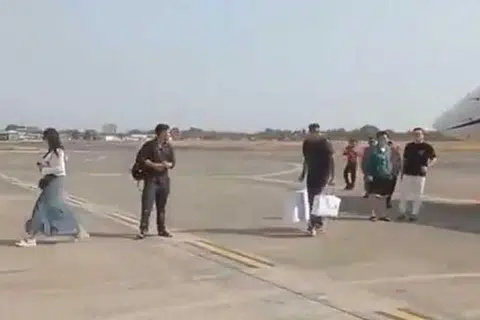 Dalam video yang tular di media sosial, Encik Kaesang Pangarep, dan isterinya, Cik Erina Gudono, dilihat turun dari sebuah jet peribadi dan memuatkan barangan mereka dalam kereta tanpa menjalani pemeriksaan kastam. 