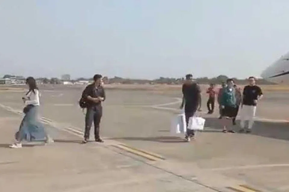 Dalam video yang tular di media sosial, Encik Kaesang Pangarep, dan isterinya, Cik Erina Gudono, dilihat turun dari sebuah jet peribadi dan memuatkan barangan mereka dalam kereta tanpa menjalani pemeriksaan kastam. 
