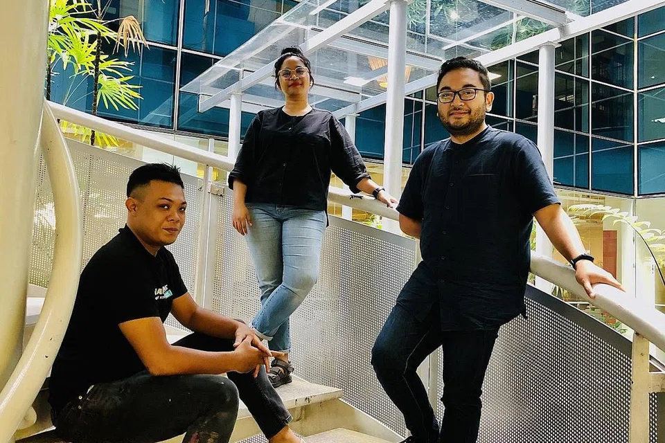 PERMAINAN EMOSI DEK MEMORI SILAM: 'Rumah Hantu' tulisan dan arahan Adib Kosnan (kanan) memberi penonton ruang mengupas apa yang tersurat dan tersirat dalam benak dua watak yang dihidupkan (dari kiri) Farez Najid dan Suhaili Safari. - Foto BH oleh HARYANI ISMAIL