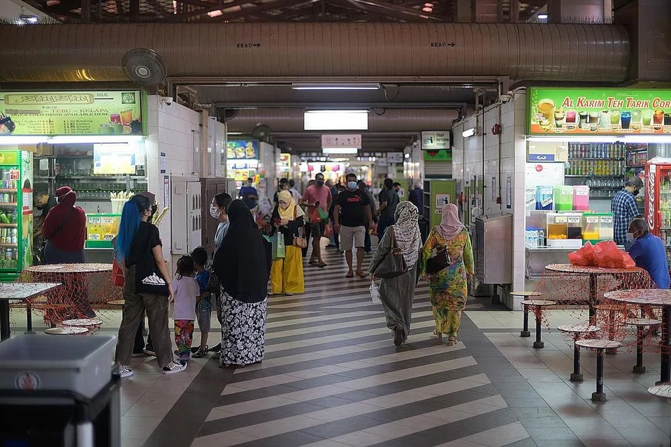 CABARAN PENJAJA: Satu isu yang menarik perhatian baru-baru ini ialah cabaran penjaja yang terjejas teruk di bawah Fasa Dua HA apabila orang ramai tidak dapat melanggan dan penjaja pula tidak dapat mampu menanggung kos penghantaran. - Foto BH oleh HARITH MUSTAFFA