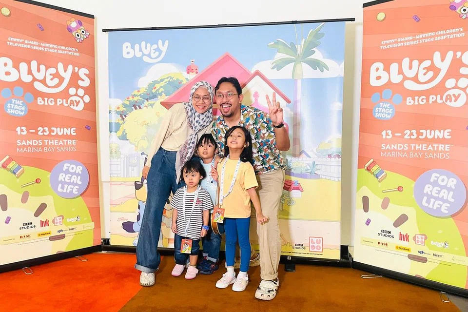 Keluarga Encik Muhd Zulhilmy Azrin dan Cik Nurul Nadia Ramlee, bersama anak-anak, Maryam, Muhd Idris dan Hafsa, antara yang sempat menonton pementasan, ‘Bluey’s Big Play’, di The Sands Theatre.