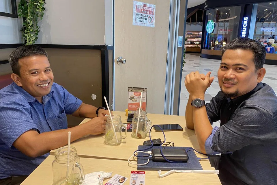 BERI GAMBARAN SEBENAR: Tidak ada banyak isu yang boleh digembar-gemburkan di Terengganu, tetapi Encik Ahmad Rizal Adam (kiri) lebih menyebelahi BN, manakala rakannya, Encik Syukor Rija, menyokong PAS.