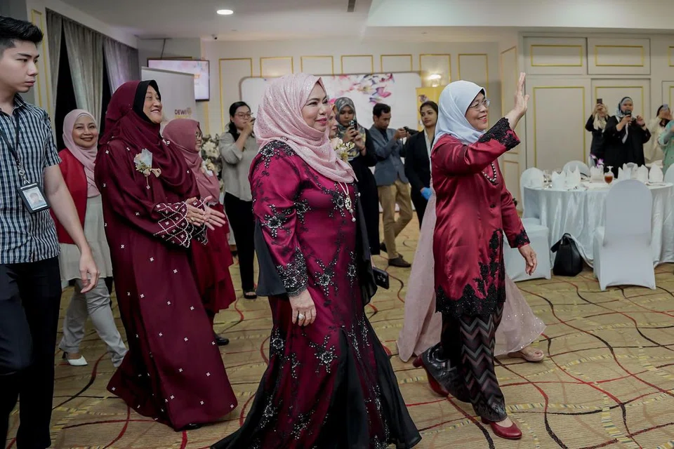 PENGHARGAAN ATAS SUMBANGAN: Presiden Halimah Yacob yang didampingi Cik Fadilah Majid di Acara DewiConnect: Of Blooms and Brilliance di Dewan Red Velvet, Village @ Bugis.