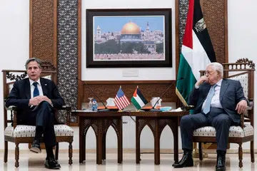 Antony Blinken (kiri) mengutarakan komitmen Amerika terhadap pembinaan semula Palestin semasa mengadakan lawan ke Ramallah. Di sisinya ialah Presiden Palestin Mahmoud Abbas. 