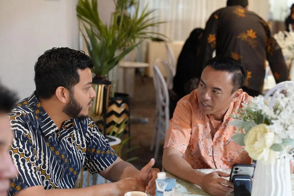 Pertapis, De Hall, Bersama Berbahasa, Bersama Berkeluarga