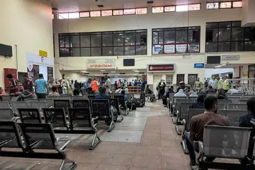 ERTI KEBEBASAN: Para warga asing dan rakyat Palestin yang memegang dwikerakyatan menunggu giliran nama mereka dipanggil untuk dibenarkan menyeberang ke Mesir semasa di terminal di lintasan Rafah pada Khamis.