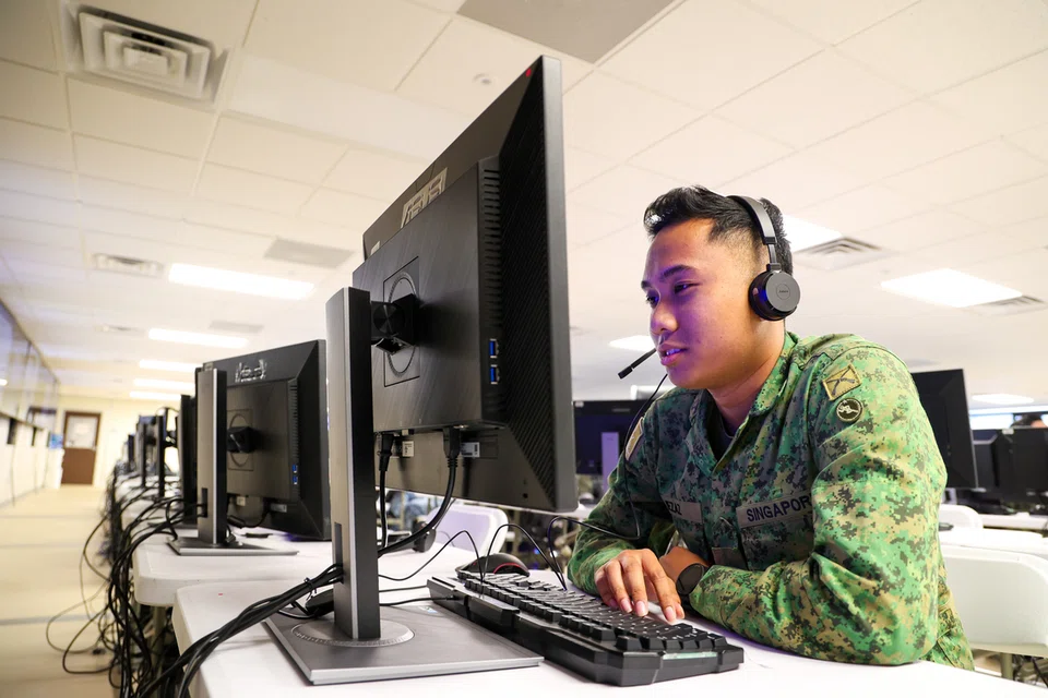 Sebagai pakar artileri dan pengawal laluan udara di Latihan ‘Forging Sabre’ 2025 (XFS25), Staf Sarjan (SSG) Iezaz Syazrulfazary Mohd Faz,il mentafsir maklumat masa nyata daripada pesawat tanpa pemandu (UAV), berkomunikasi terus dengan aset udara untuk mengarahkan mereka ke sasaran yang ditetapkan, dan memberikan kebenaran terakhir bagi pelaksanaan serangan.