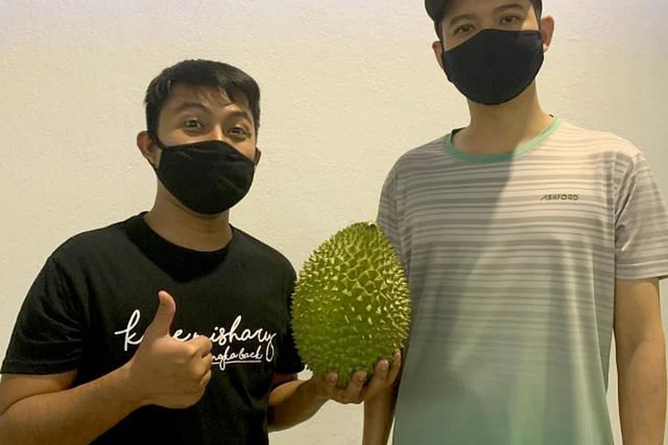 RAJA BUAH MELIMPAH RUAH: Encik Syazwan (kiri) dan Encik Zulkifli baru sahaja berjinak-jinak dalam perniagaan durian dan menjual tiga jenis - Red Prawn, Mao Shan Wang, dan Black Gold. - Foto ihsan SYAZWAN YUNOS