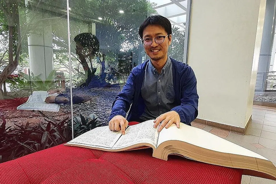 CINTA BAHASA MELAYU: Profesor Madya Dr Hiroki Nomoto daripada Universiti Bahasa Asing Tokyo berkata bahawa bahasa dan budaya Melayu memiliki beberapa persamaan dengan Jepun, misalnya jumlah vokal yang kecil dan aspek kesantunan. Beliau antara 16 pensyarah yang menyampaikan ceramah dalam Simposium Pengajaran dan Pembelajaran Bahasa Asia Tenggara (Sealts) anjuran NUS baru-baru ini. - Foto BH oleh NURUL AIN RAZALI