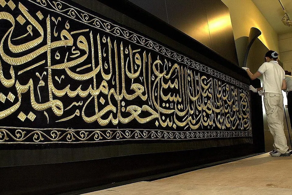 HIASAN SUCI: Seramai 160 tukang mahir dan teknisyen terlibat dalam proses menukar Kiswah Kaabah kelmarin. Kiswah lama disimpan atau diberi kepada muzium atau sebagai hadiah. Secebis Kiswah awal abad ke-20 sepanjang 6.4 meter (atas) pernah dipamer di Muzium Tamadun Asia di Singapura pada 2002. - Foto TWITTER/SPA, FAIL ST