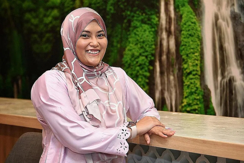 CABARAN MENJADI PENDORONG: Cikgu Nur Shiqah Hashim berkata cabaran yang dihadapinya sebagai guru bahasa Melayu mendorong beliau untuk terus bekerjasama dengan rakan seperjuangan lain untuk membantu pelajar mengenali dan sayang budaya serta bahasa Melayu. - Foto-foto BH oleh KHALID BABA