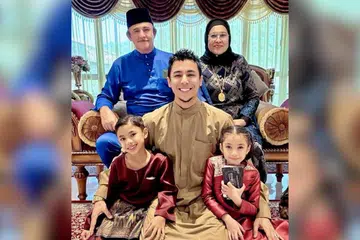 Pengarah filem Malaysia, Datuk Yusof Haslam (kiri, barisan belakang) tidak pernah berhenti mendoakan untuk kebahagiaan anaknya, Syamsul Yusof (tengah) dan berharap anaknya itu tidak akan patah semangat untuk meneruskan kehidupan yang penuh ujian.