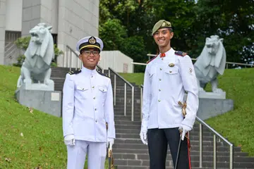 SEDIA PERTAHAN PERTIWI: Leftenan Kedua (2LT) Daniel Elfian Mohd Nasir (kiri) dan 2LT Hariz Irfan Iszeraj adalah antara 370 kadet, yang berjaya menamatkan latihan dan diberi pentauliahan sebagai pegawai Angkatan Bersenjata Singapura (SAF) pada Sabtu.
