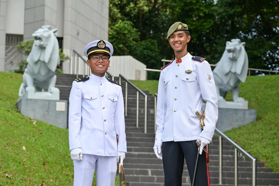 SEDIA PERTAHAN PERTIWI: Leftenan Kedua (2LT) Daniel Elfian Mohd Nasir (kiri) dan 2LT Hariz Irfan Iszeraj adalah antara 370 kadet, yang berjaya menamatkan latihan dan diberi pentauliahan sebagai pegawai Angkatan Bersenjata Singapura (SAF) pada Sabtu.