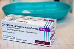 KINI DIRAGUI EROPAH: Penggunaan vaksin Covid-19 AstraZeneca kini digantung buat sementara waktu menyusuli kewujudan 30 kes luar biasa melibatkan kesan ke atas darah manusia baru-baru ini. - Foto fail AFP