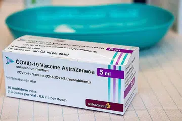 KINI DIRAGUI EROPAH: Penggunaan vaksin Covid-19 AstraZeneca kini digantung buat sementara waktu menyusuli kewujudan 30 kes luar biasa melibatkan kesan ke atas darah manusia baru-baru ini. - Foto fail AFP