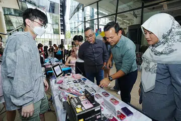 Encik Zaqy Mohamad (dua dari kanan) meninjau reruai di Pesta Pelancaran OMG pada 30 Ogos. Beliau diiringi Editor Berita Harian, Encik Nazry Mokhtar (tiga dari kanan), dan Editor Audiens dan Perkembangan Berita Harian, Cik Norhaiza Hashim (kanan).