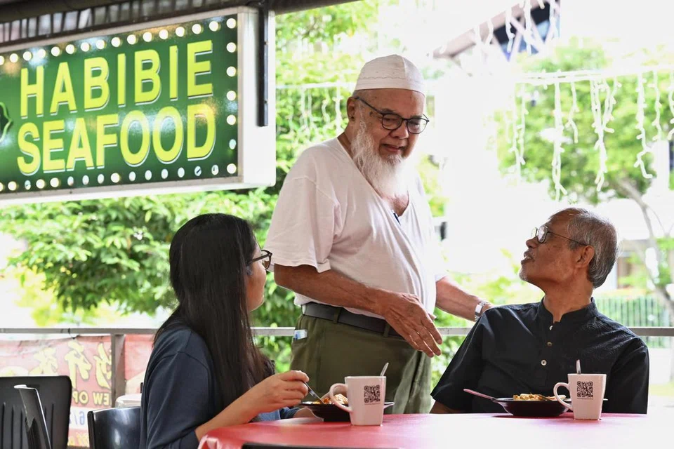 Menteri Pembangunan Sosial dan Keluarga, Encik Masagos Zulkifli Masagos Mohamad (kanan), berbual dengan pemilik restoran Habibie Seafood, Encik Abdul Rahman. Bersama mereka ialah wartawan Berita Harian, Cik Irma Kamarudin (kiri).