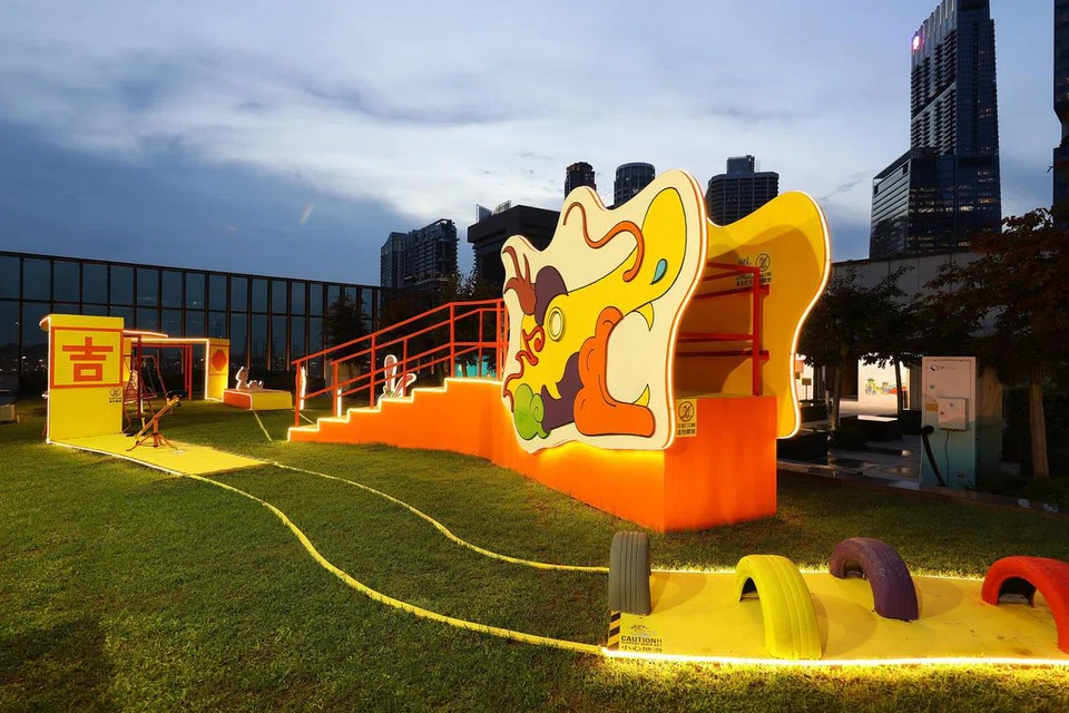 TEMA NAGA: Di acara CNY Family Fun, pengunjung boleh menikmati pemasangan seni di taman atas bumbung yang diilhamkan oleh taman permainan kejiranan bertema naga yang ikonik.